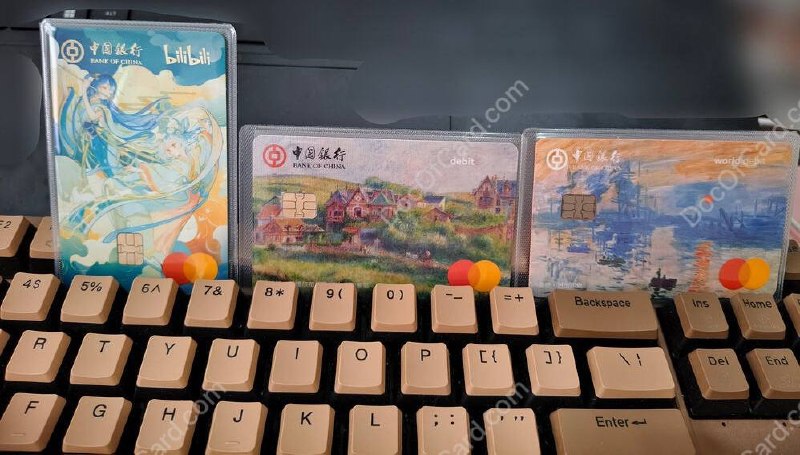哗哩哗哩2233联名借记卡（万事达版）最新情况#中国银行 #万事网联 #万事达现在可以确定的是，8月初非预制开2233万事达制卡失败的只能等9月了，制卡成功的卡会放在网点，有些网点会通知暂时不让你领卡（可能存在9月返现活动资格问题），其实不是强制的不让领卡，你只要不在乎这一点，就是可以领卡的9月开卡可报名参与刷卡消费返现活动，活动为限时性质，具体通知可查看中国银行公众号若当前（正式公告未发出之前）领卡，可能无法参与上述返现优惠活动左边新开的两张非预制全部印制了名字，莫奈是销了旧卡又新开的非预制，可以说是新版的，也成功印制名字👉🏿 @DocOfCard_channel